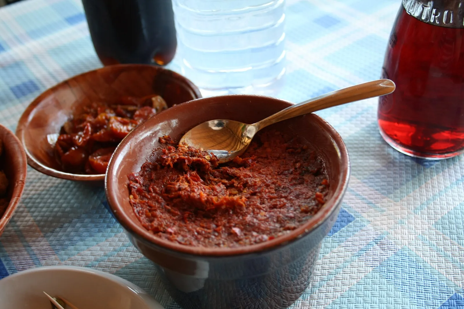 Nduja w miseczce na stole