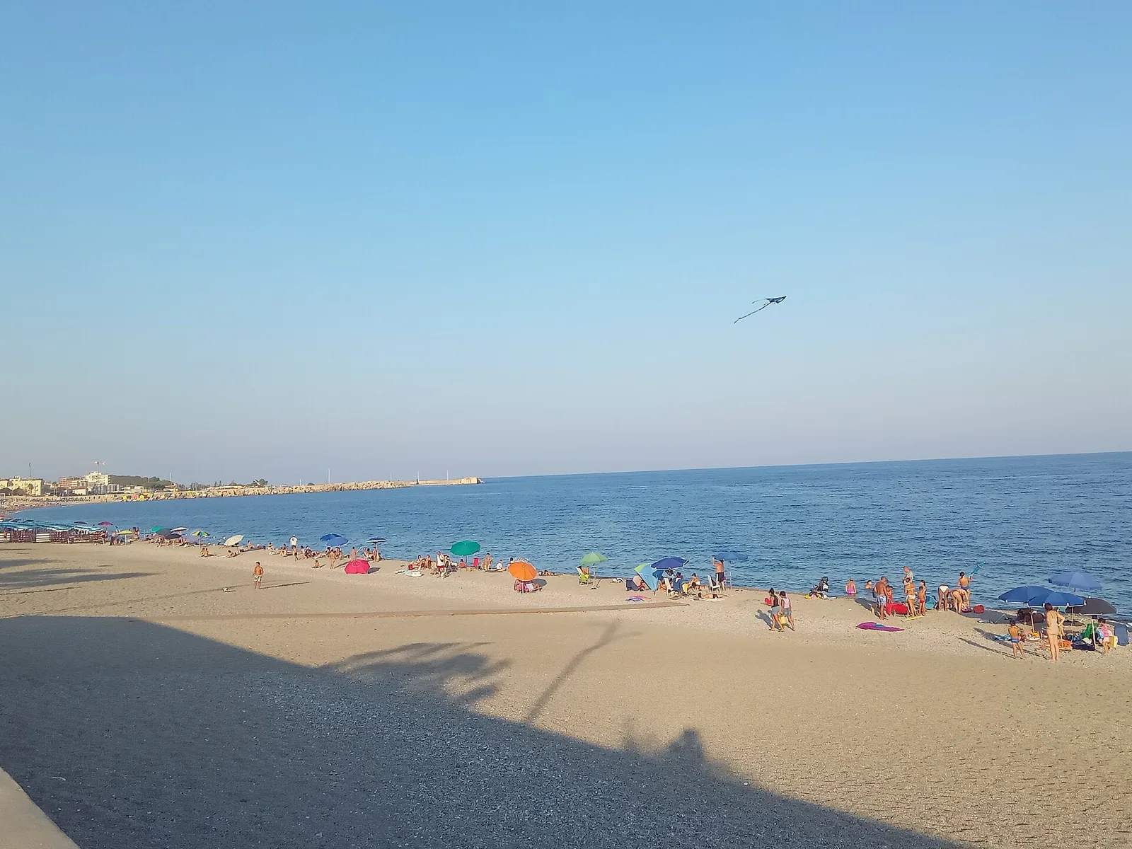 Plaża Catanzaro Lido z parasolami i spokojnym morzem.