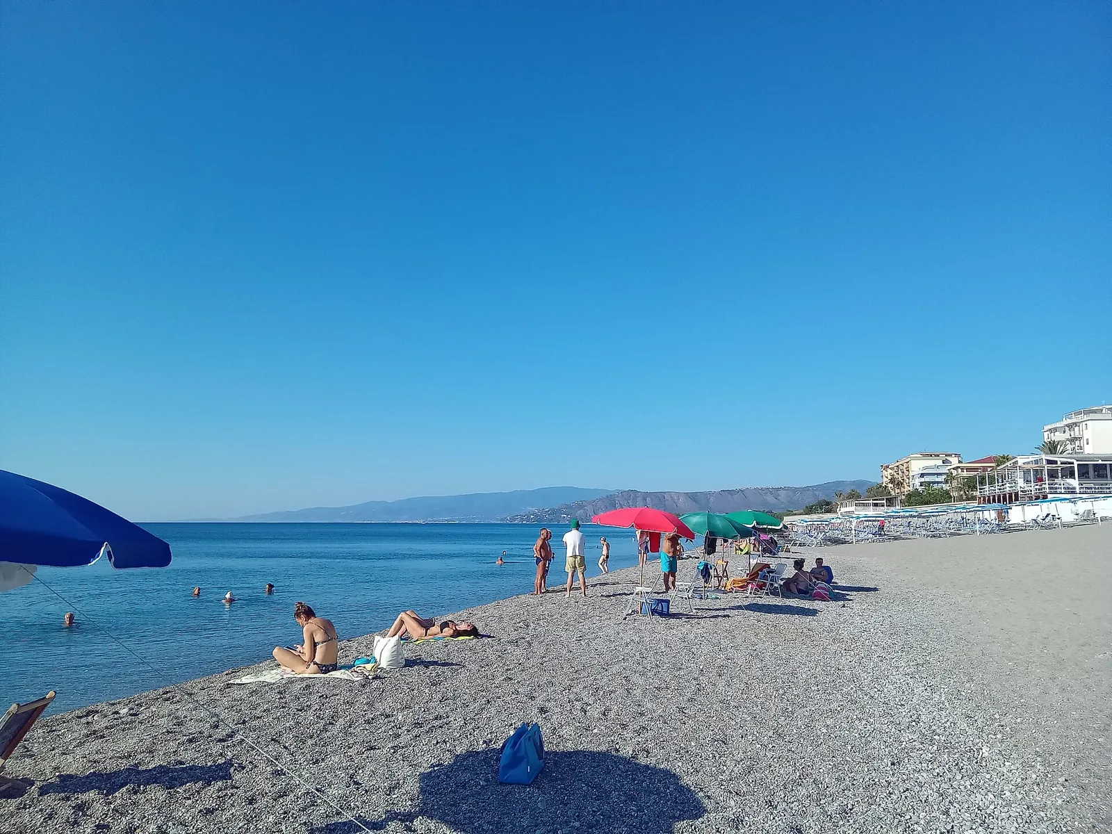 Plaża Catanzaro Lido z parasolami i linią zabudowy.