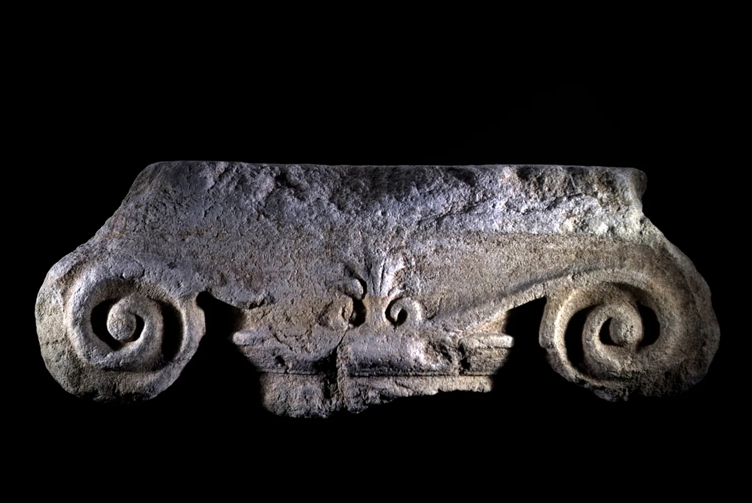 Joński kapitel z piaskowca w Museo dei Brettii e degli Enotri.