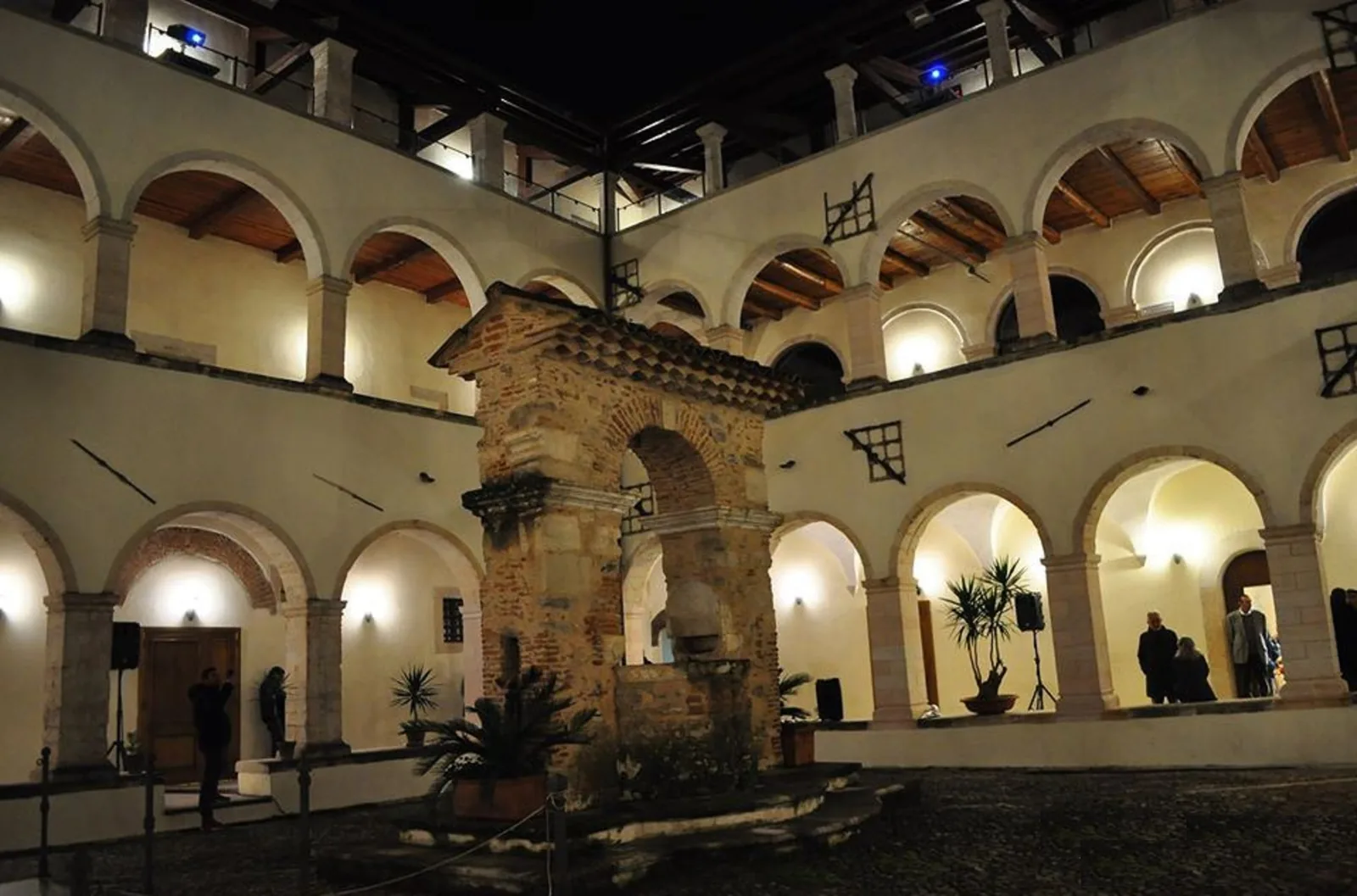 Dziedziniec kompleksu Sant'Agostino w Cosenzy.