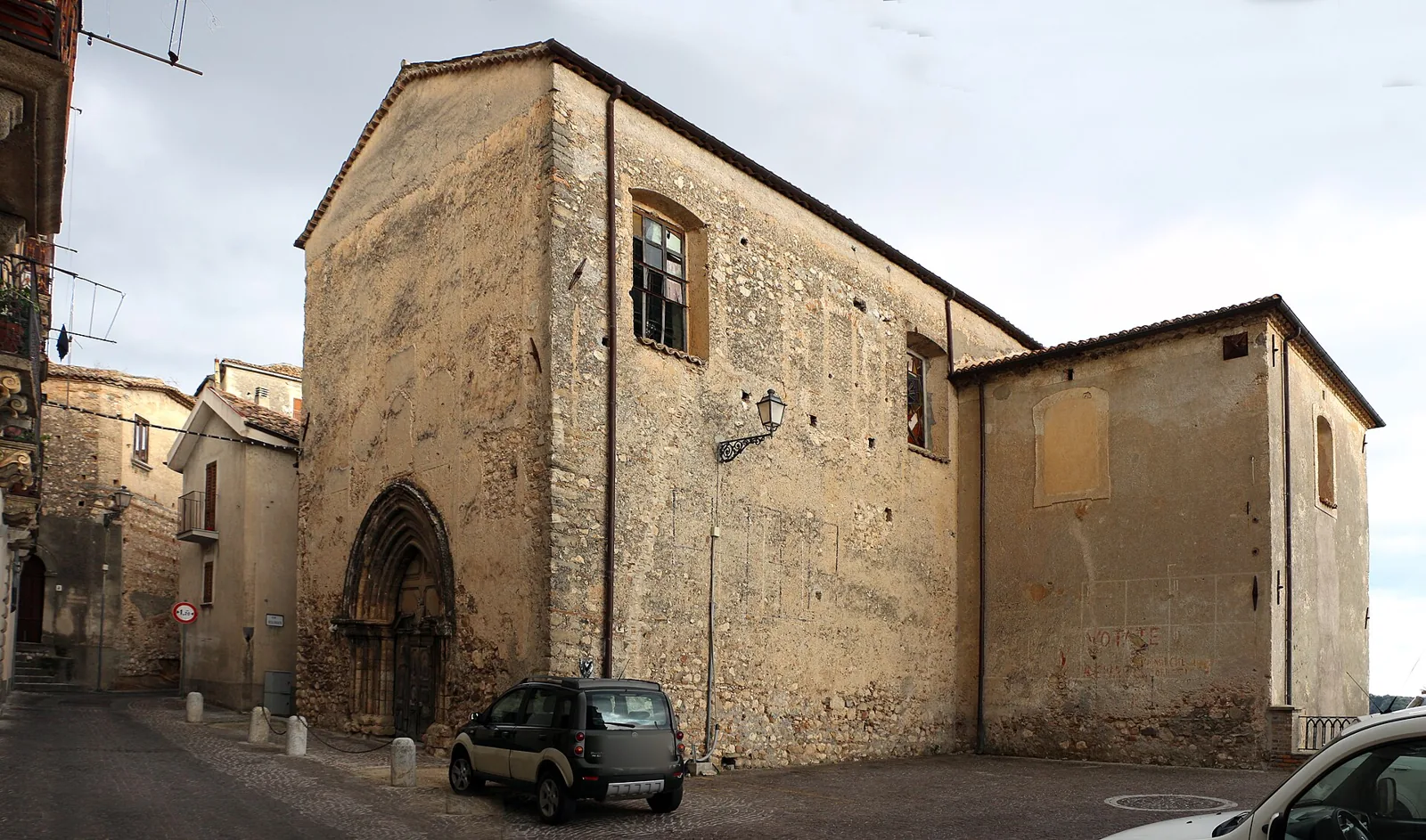 Boczna fasada Duomo w Stilo z gotyckim portalem.