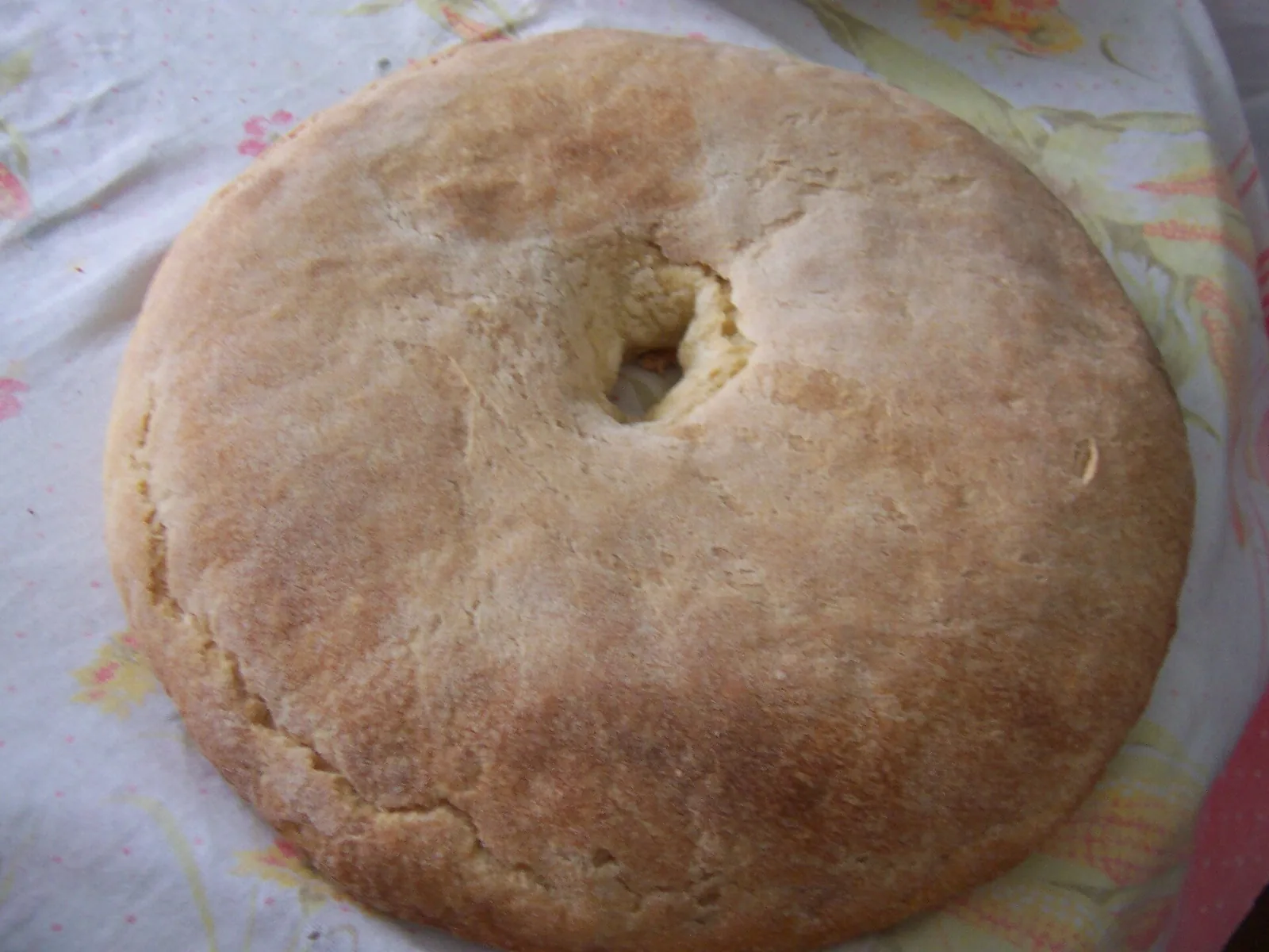 Okrągła pitta z Kalabrii na tkaninie