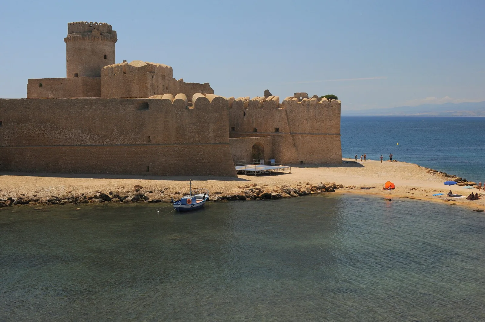 Twierdza Le Castella przy piaszczystej plaży i morzu