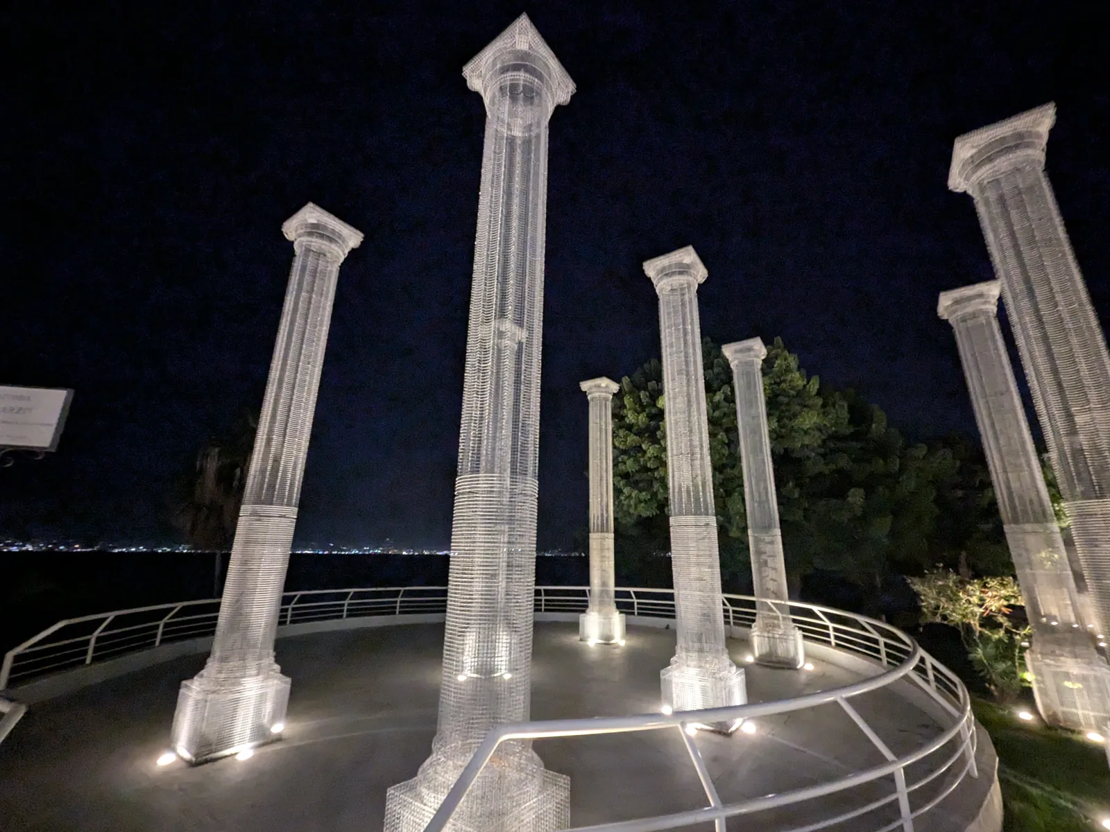 Opera Edoardo Tresoldiego – siatkowe kolumny na Lungomare w Reggio Calabria