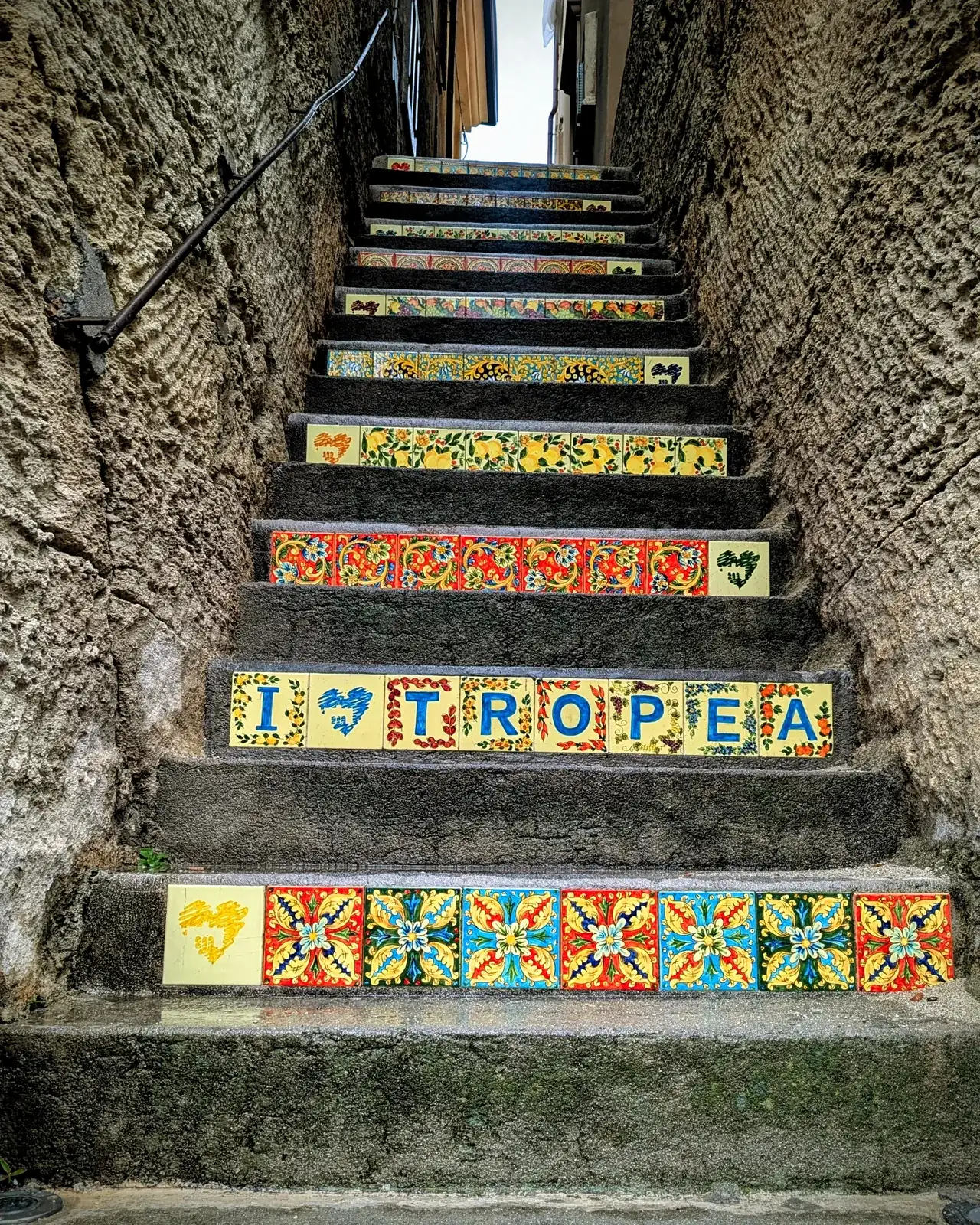 Schody z ceramicznymi płytkami „I love Tropea”